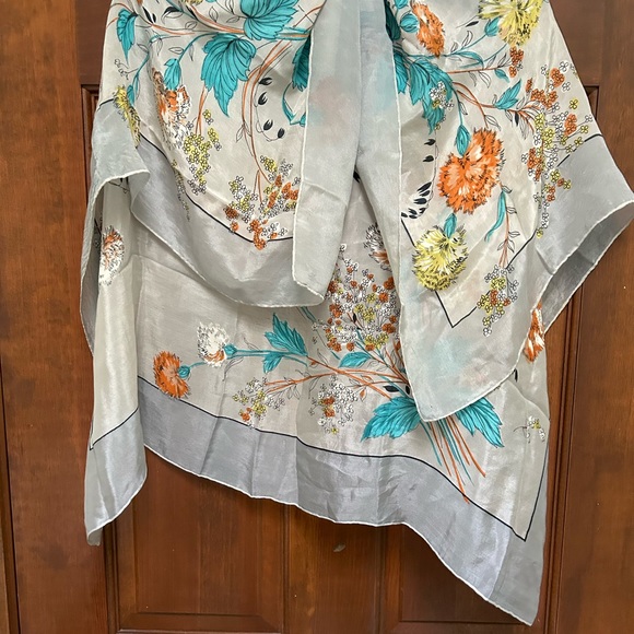 VTG Stunning Hand rolled Silk Scarf with flowers. Unbranded,dove gray background - Picture 3 of 9